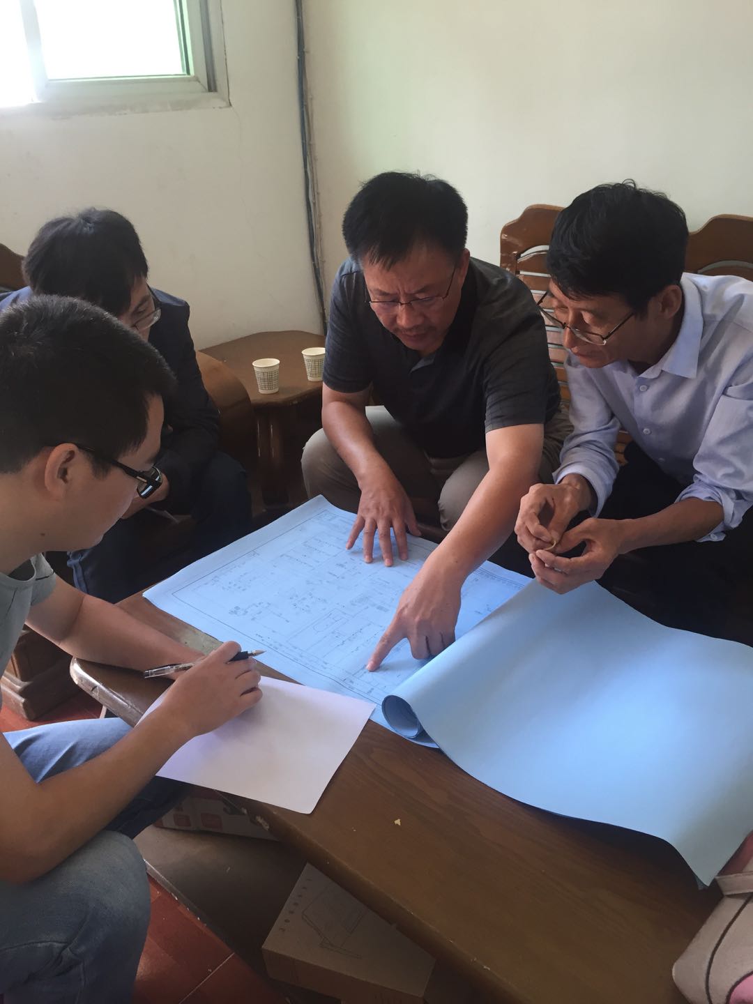 鼎興工程師與客戶溝通圖紙 鼎興工程師與客戶溝通圖紙